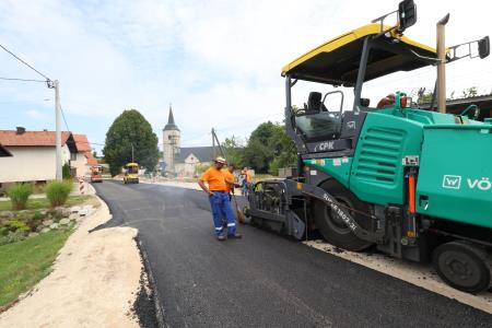ASFALTIRANJE CESTE GORENJE OTAVE 09 FOTO LJUBO VUKELIČ
